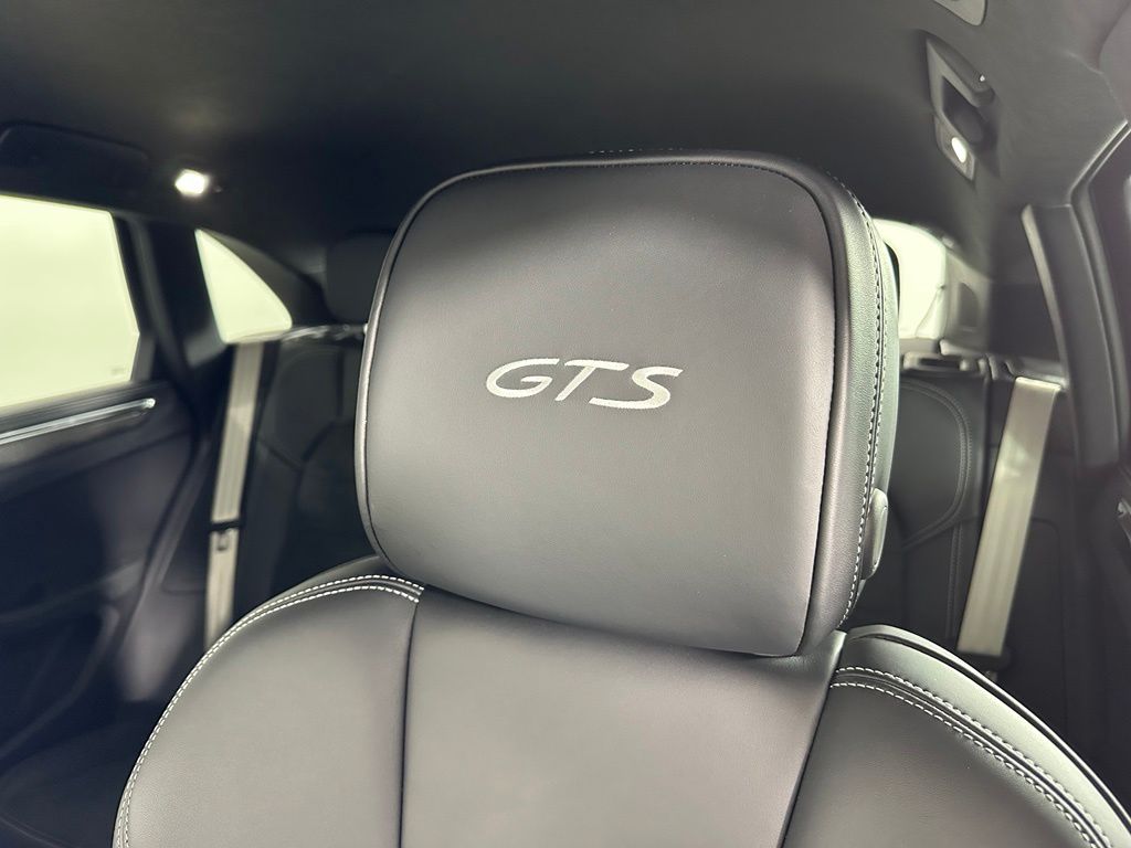 Thumbnail: 2026 Porsche Macan - 22