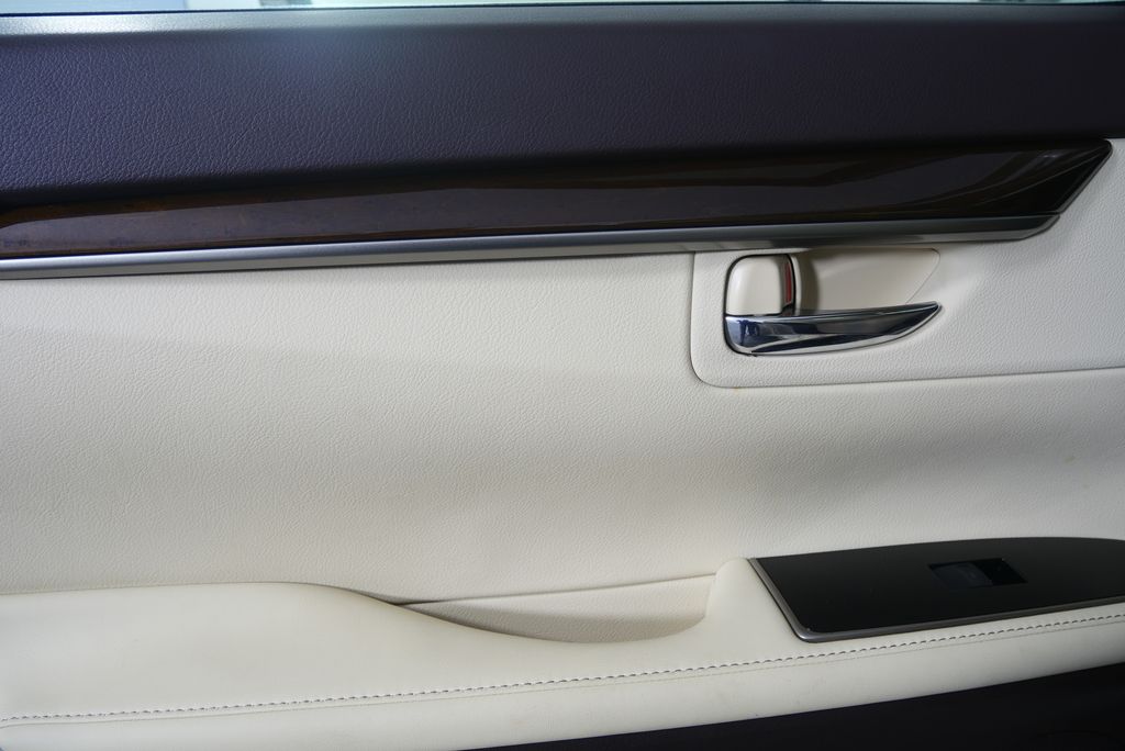 Thumbnail: 2016 Lexus ES - 10