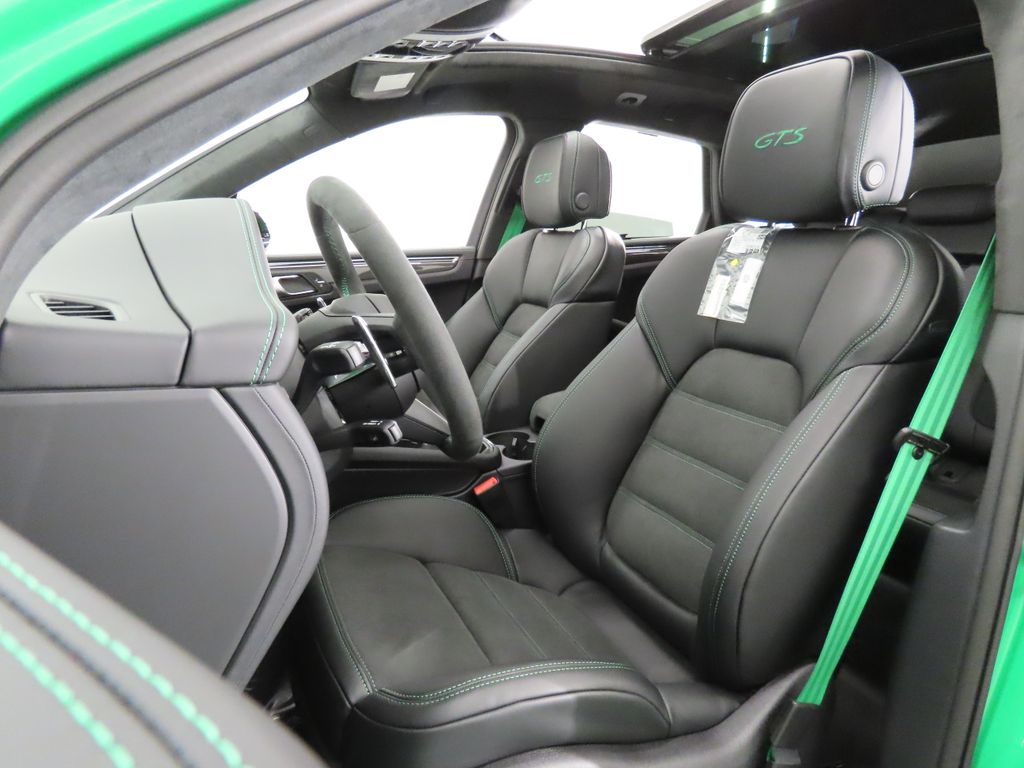 Thumbnail: 2026 Porsche Macan - 5