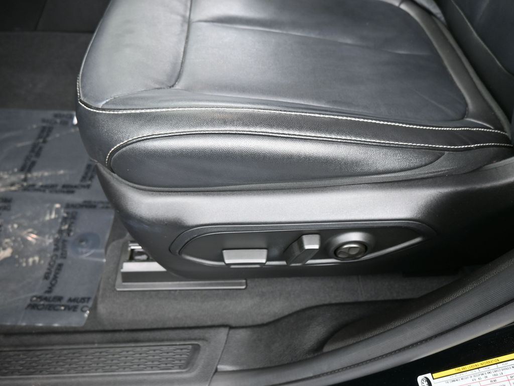 Used 2023 Diamond Black Crystal Pearlcoat Jeep Limited image 15