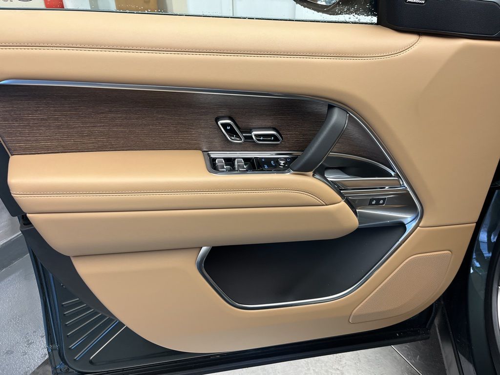 Thumbnail: 2025 Land Rover Range Rover - 11