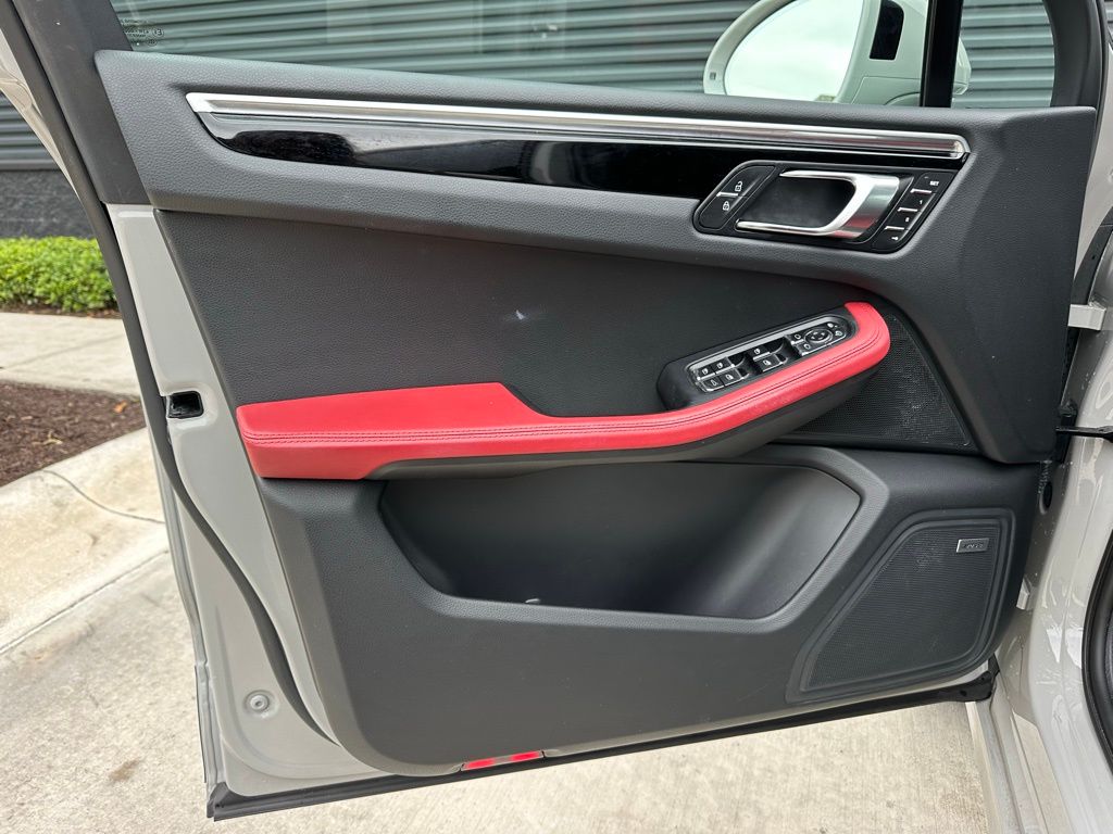 Thumbnail: 2021 Porsche Macan - 19