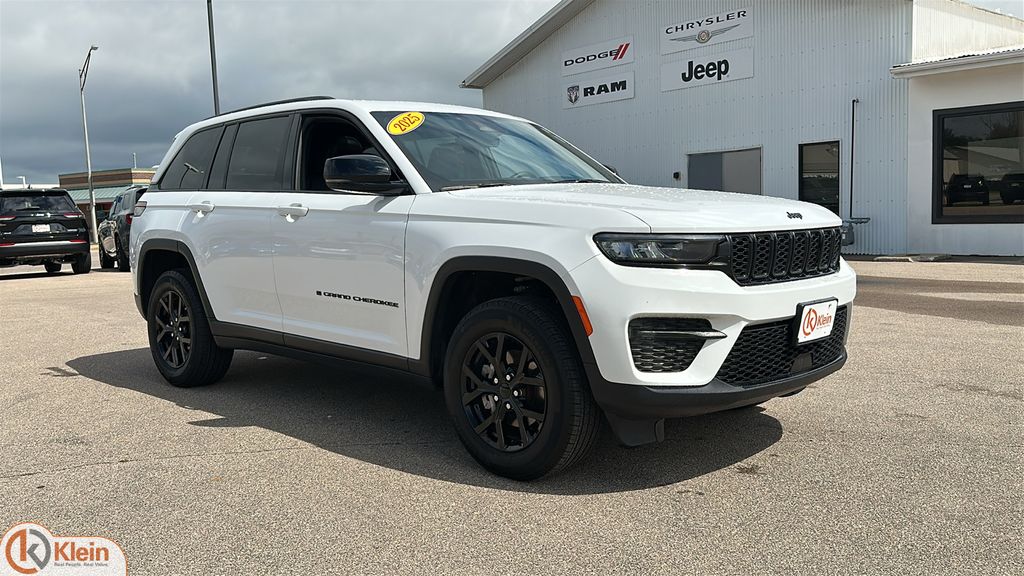 Bright White Clearcoat 2025 Jeep Grand Cherokee SUV / Crossover Four-Wheel Drive 8-Speed Automatic