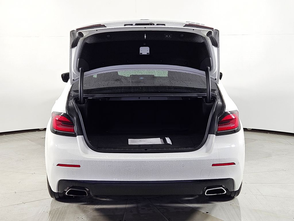 Thumbnail: 2023 BMW 5 Series - 10