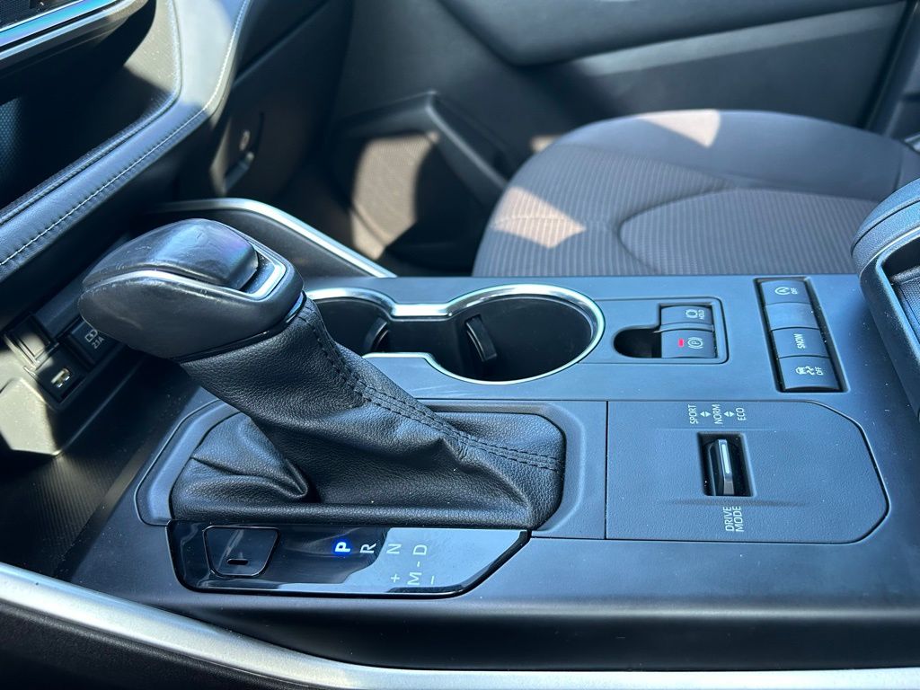 2021 Toyota Highlander LE 22