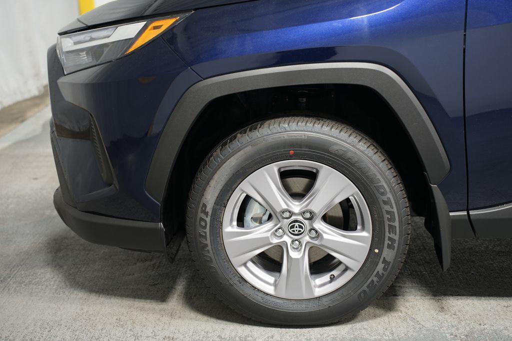 2025 Toyota RAV4 XLE 5