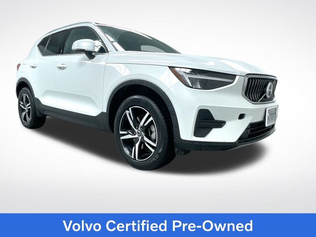 2025 Volvo XC40 Core's photo