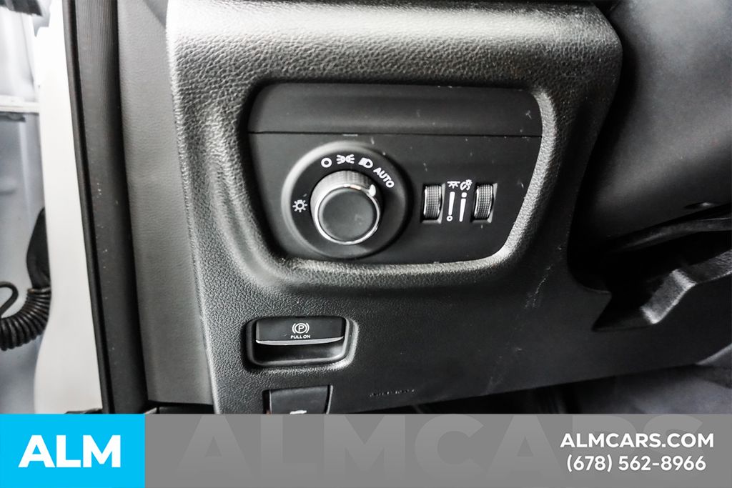 Used 2025 White/off-white Jeep Altitude image 31
