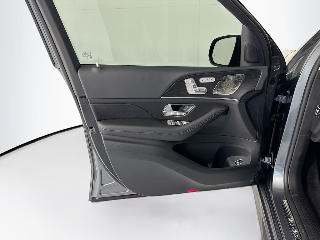 Thumbnail: 2026 Mercedes-Benz GLE - 26