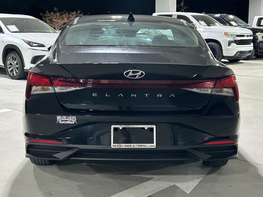 Used 2023 Onyx Black Hyundai SE image 4