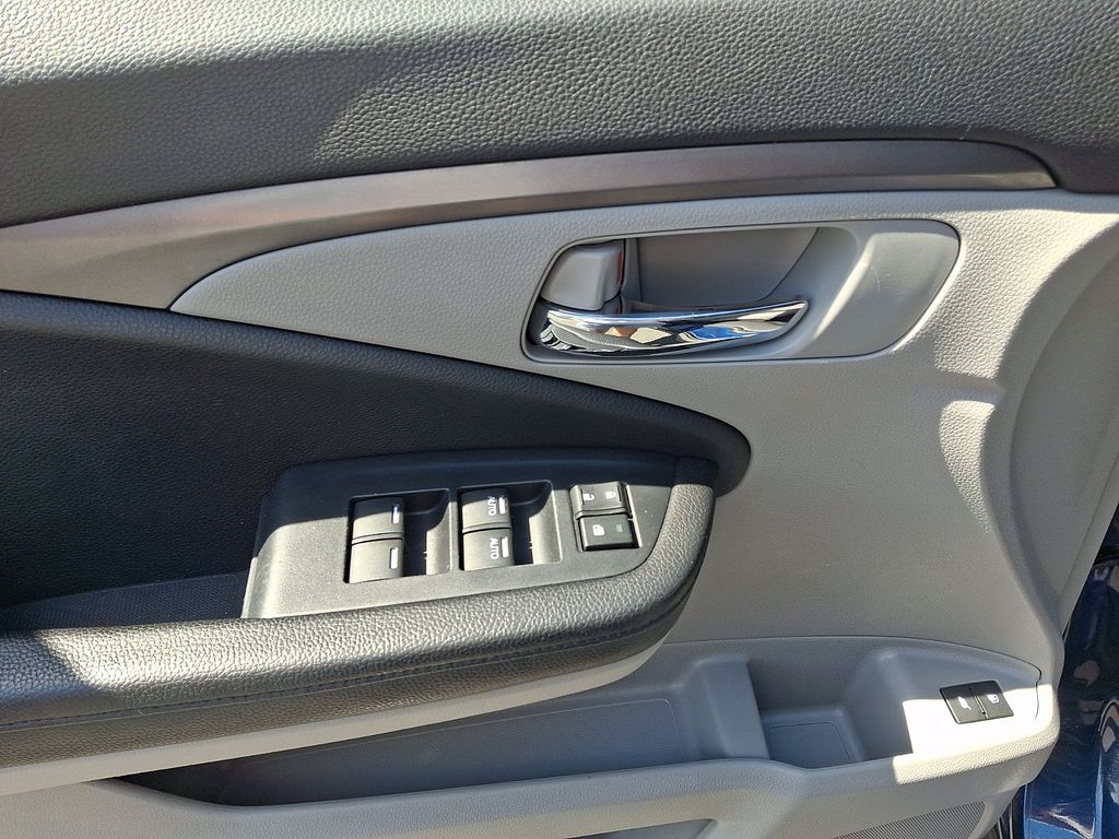 Thumbnail: 2016 Honda Pilot - 12
