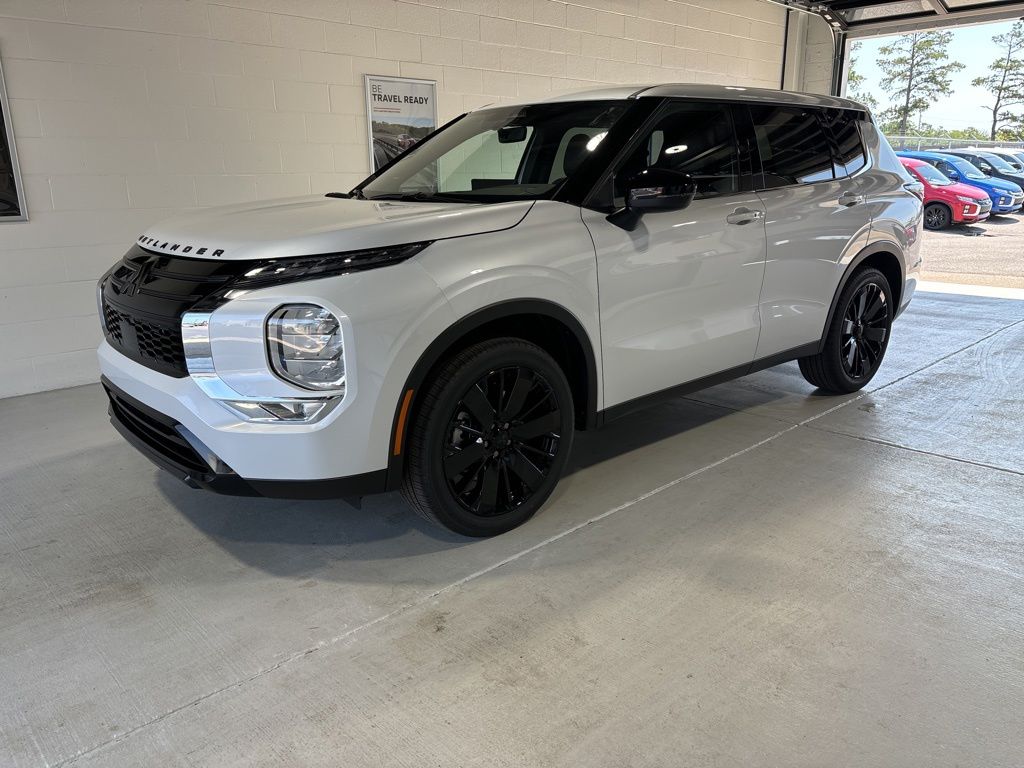 White 2026 Mitsubishi Outlander SUV / Crossover Front-Wheel Drive Continuously Variable Transmission