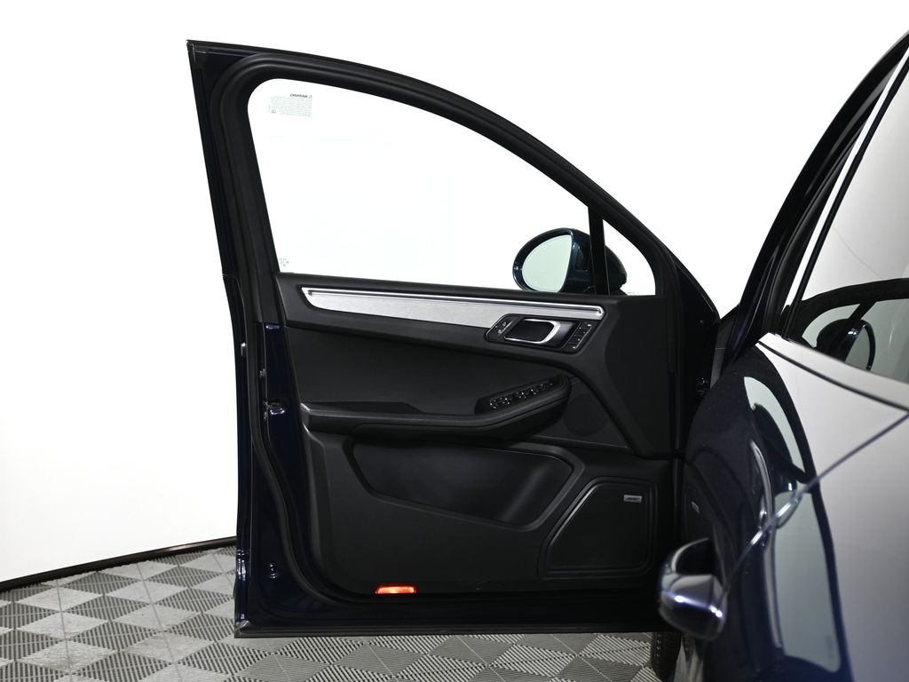 Thumbnail: 2022 Porsche Macan - 30