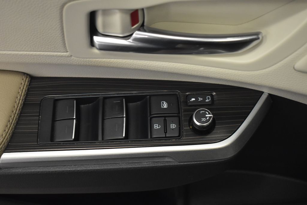 Thumbnail: 2022 Toyota Sienna - 14