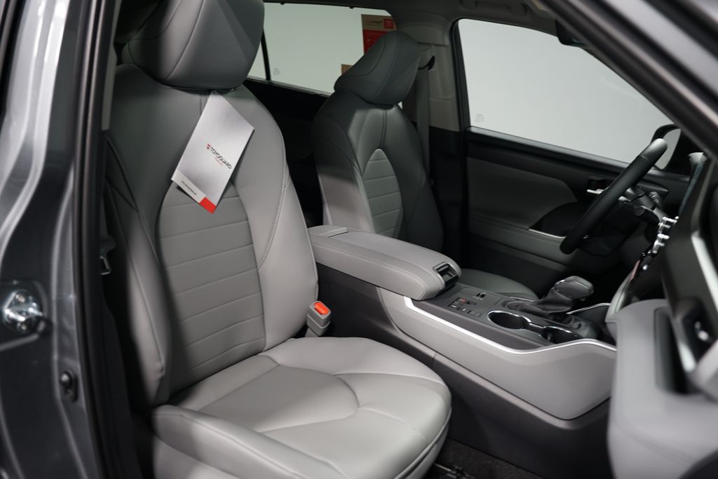 2025 Toyota Highlander XLE 28