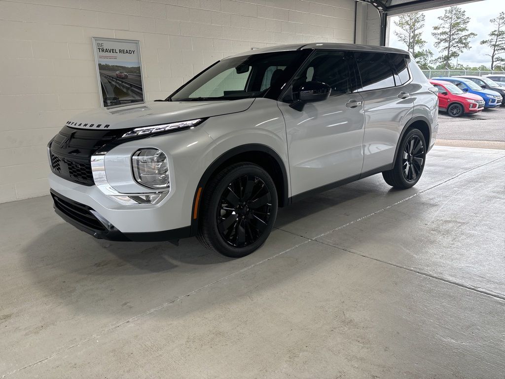 2026 Mitsubishi Outlander LE FWD's photo