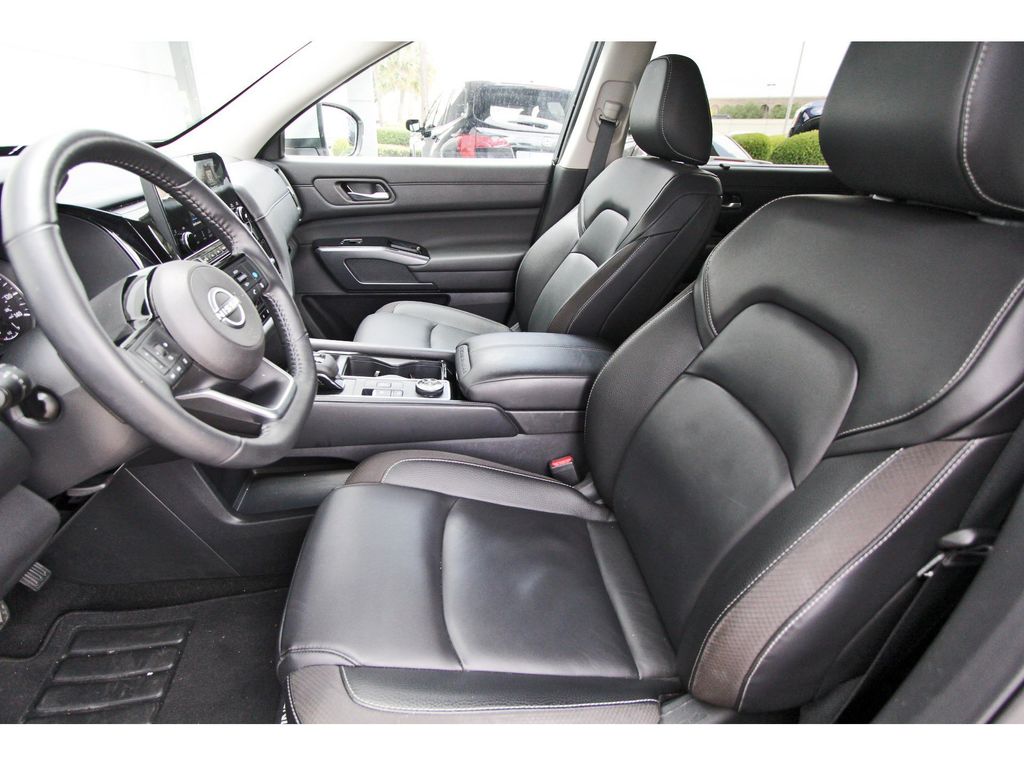 2025 Nissan Pathfinder SL - 5
