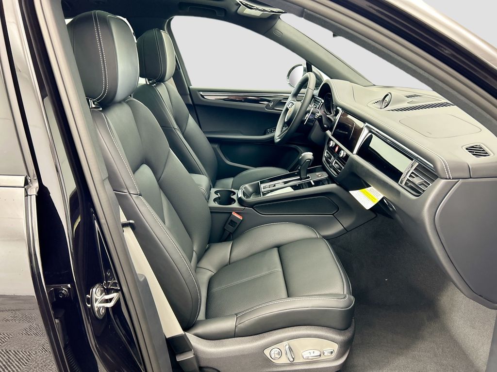 Thumbnail: 2026 Porsche Macan - 22