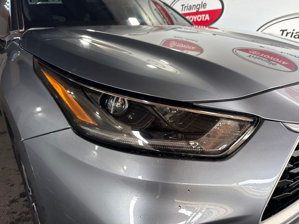 Thumbnail: 2021 Toyota Highlander - 10