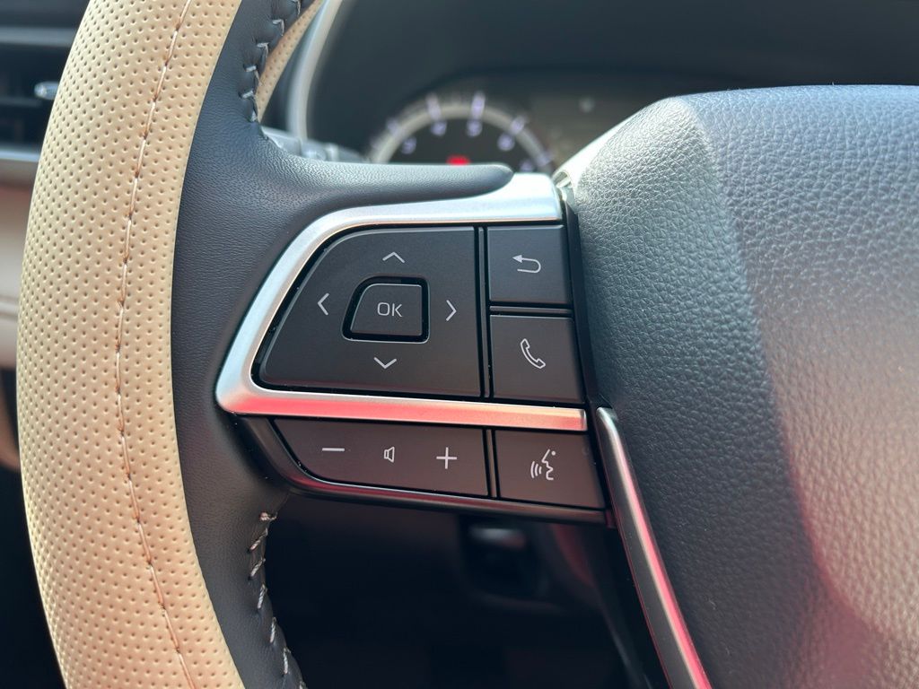 Thumbnail: 2025 Toyota Highlander - 21