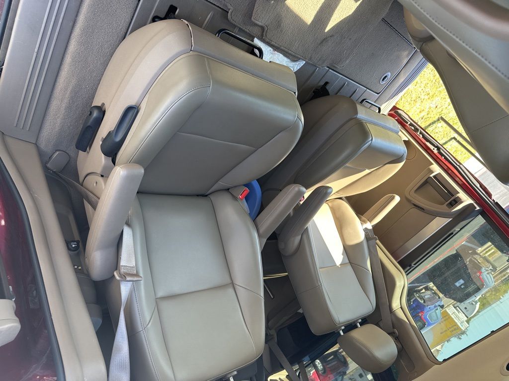 2012 Volkswagen Routan SE 9