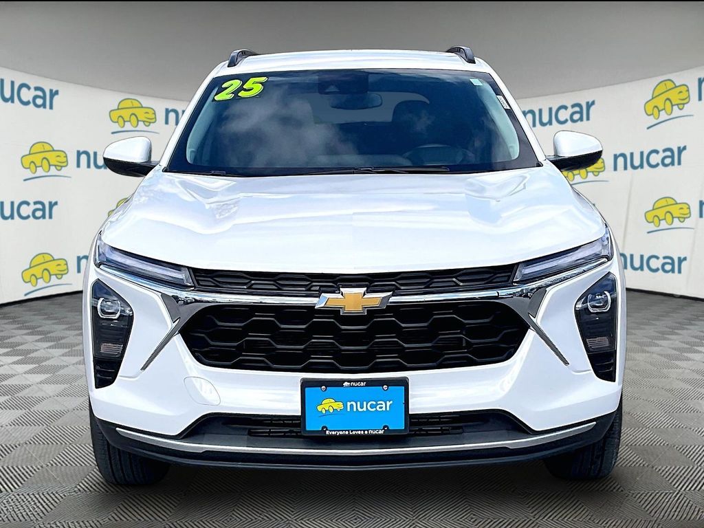 2025 Chevrolet Trax — photo 2