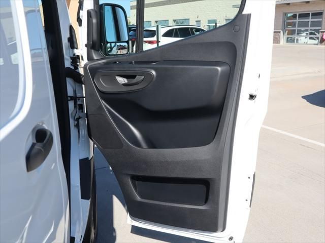 Thumbnail: 2025 Mercedes-Benz Sprinter - 22