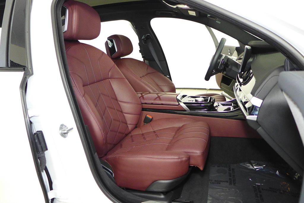 Thumbnail: 2025 BMW 7 Series - 19