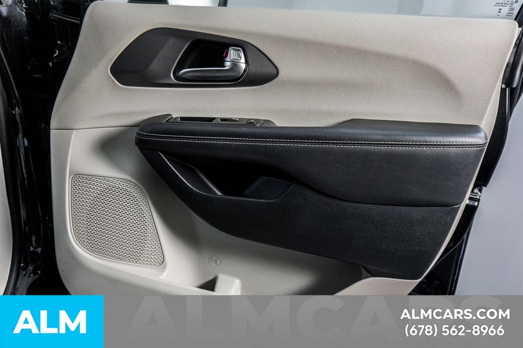 Used 2023 Black Chrysler Touring L image 44