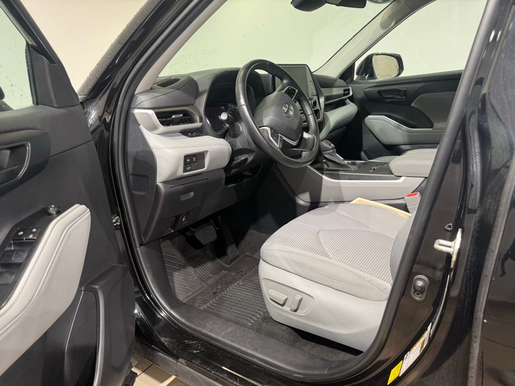 2023 Toyota Highlander LE 18