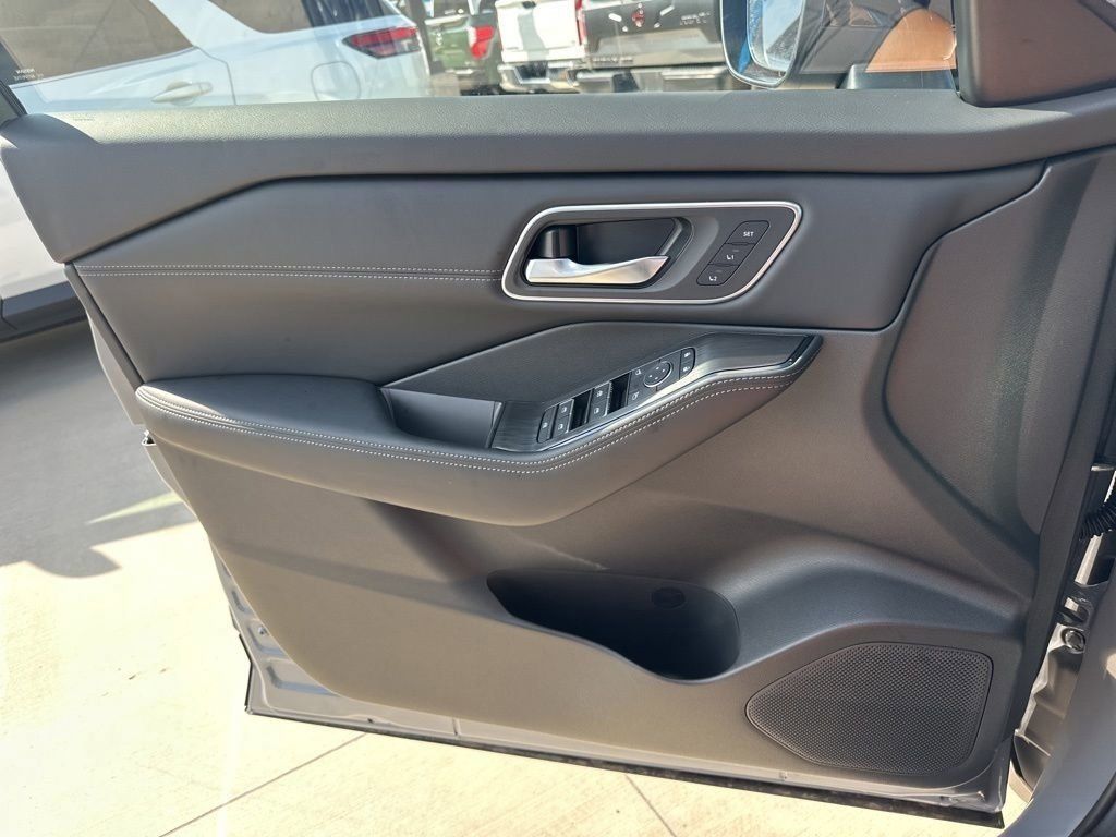 2025 Boulder Gray Pearl/Super Black Nissan Rogue Platinum FWD SUV