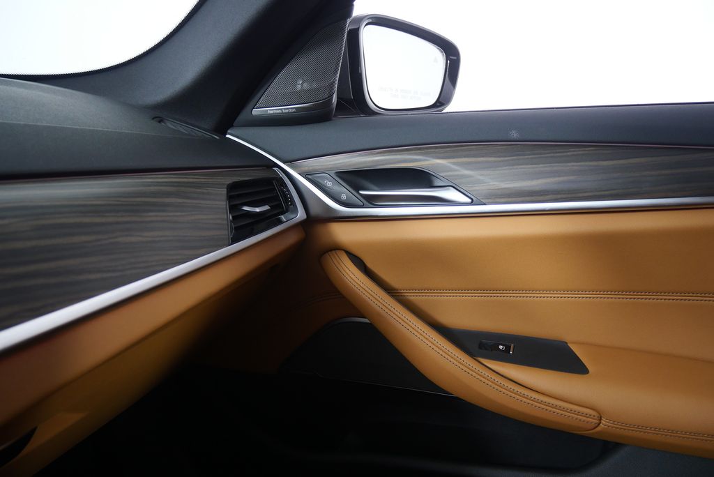 Thumbnail: 2022 BMW 5 Series - 32