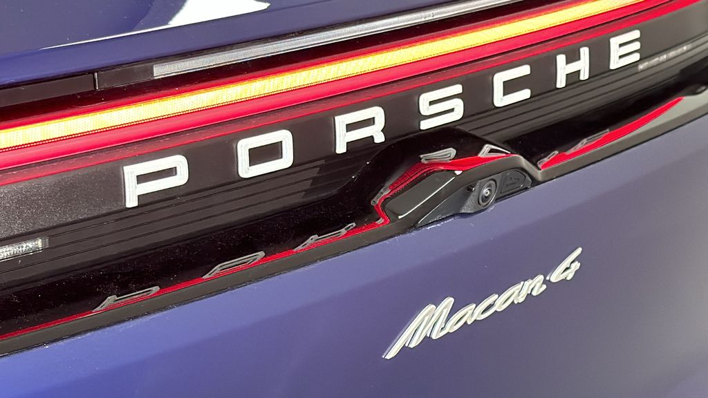 2024 Porsche Macan T 12