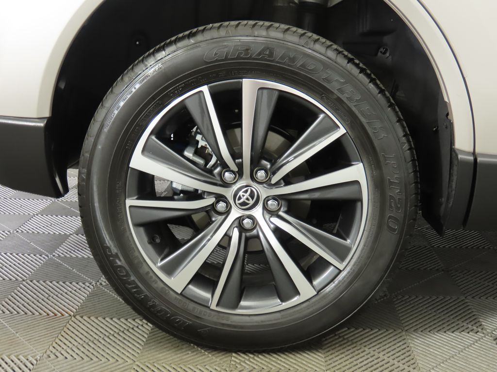 2021 Toyota Venza LE 32