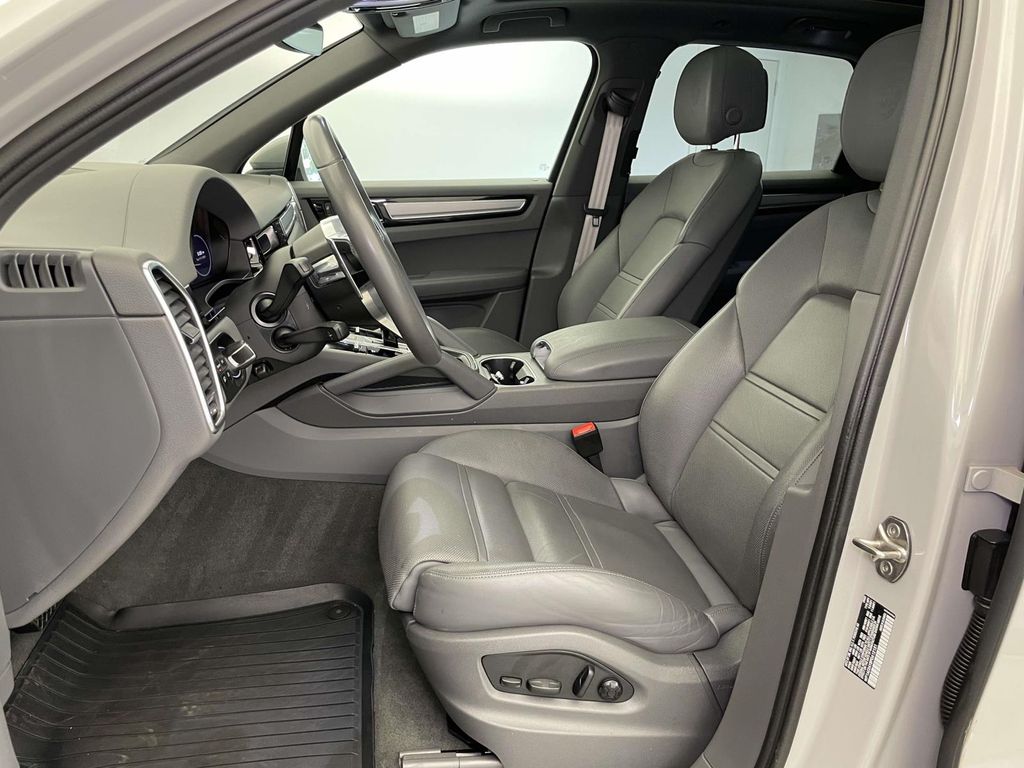 2023 Porsche Cayenne E-Hybrid Platinum Edition - 4