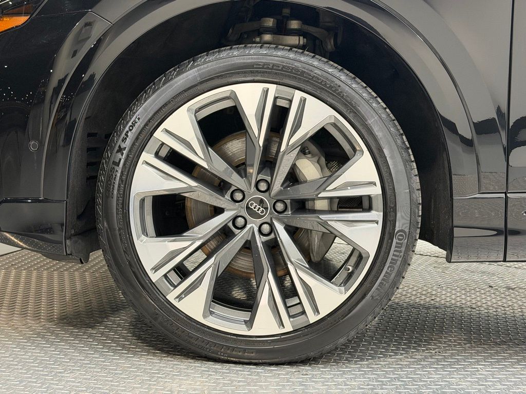 Thumbnail: 2025 Audi Q8 - 9