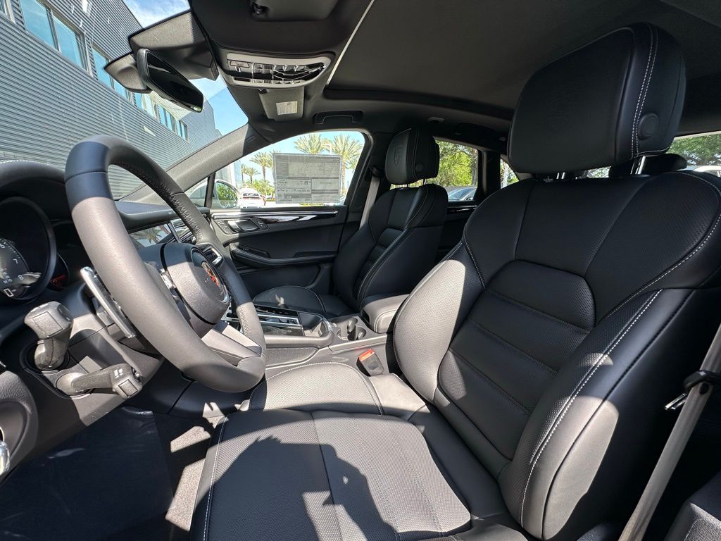 Thumbnail: 2026 Porsche Macan - 5