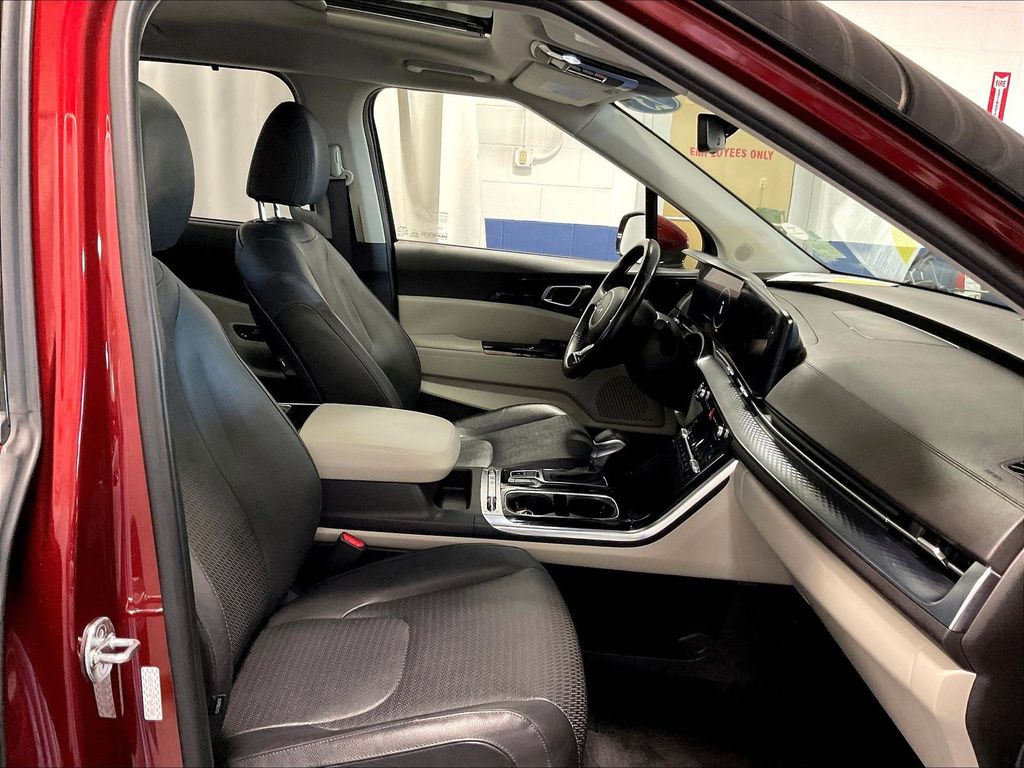 2023 Kia Carnival — photo 11