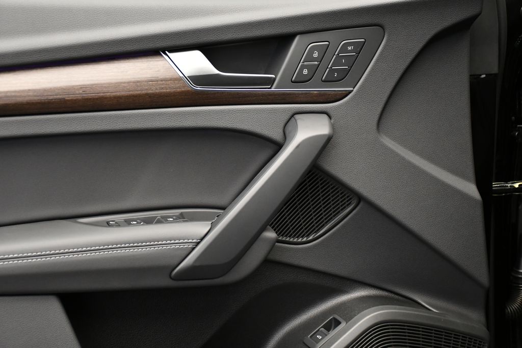 Thumbnail: 2025 Audi Q5 - 32