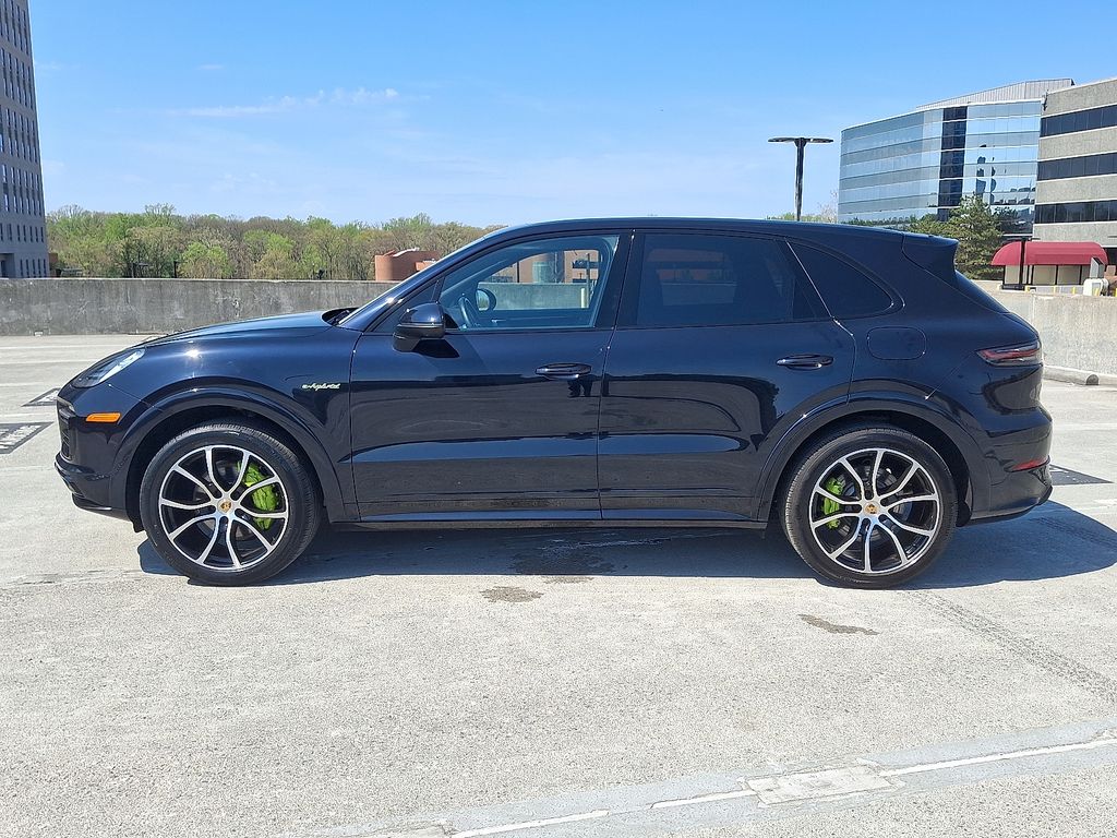 Thumbnail: 2022 Porsche Cayenne - 2