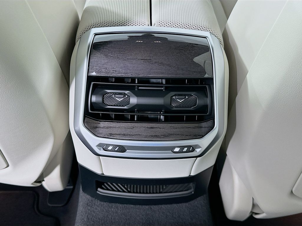 Thumbnail: 2026 BMW 7 Series - 18