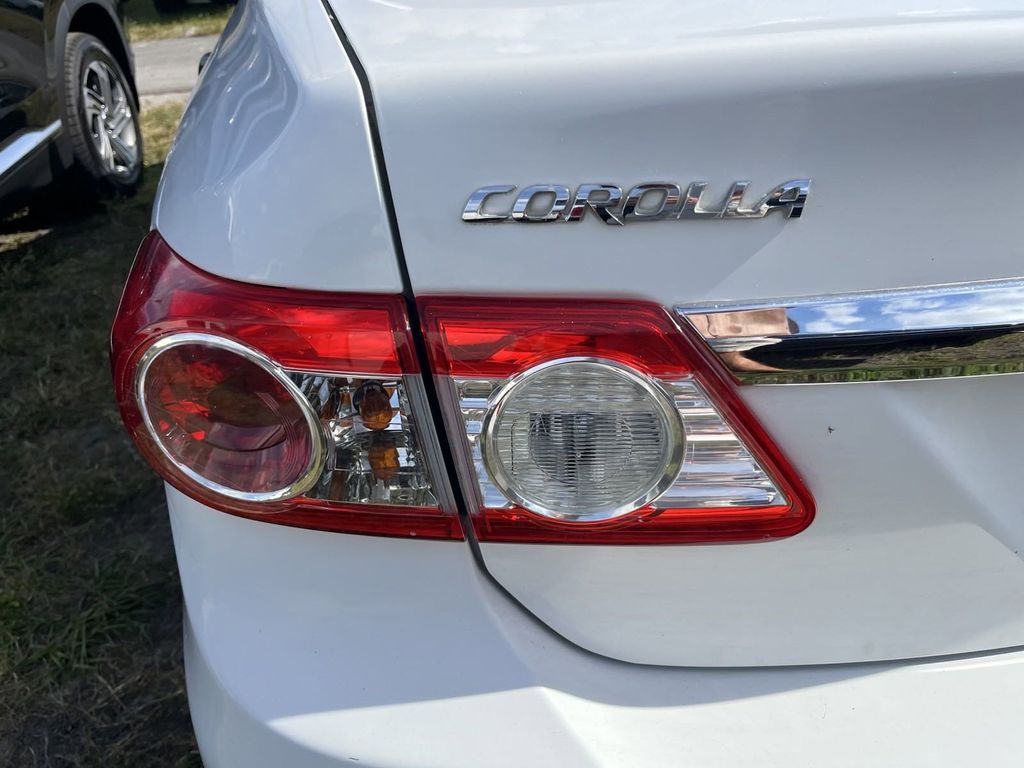 2011 Toyota Corolla LE 9