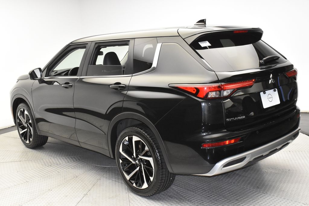 2023 Mitsubishi Outlander SE 7