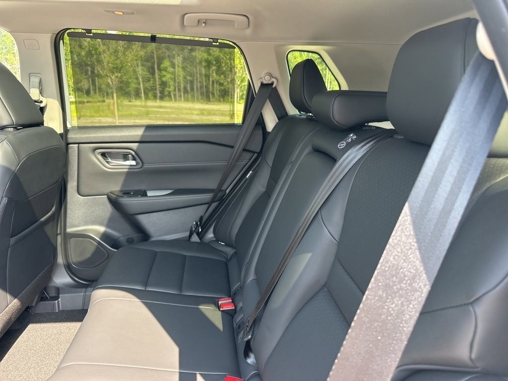 2025 Everest White Pearl Nissan Rogue SV FWD SUV