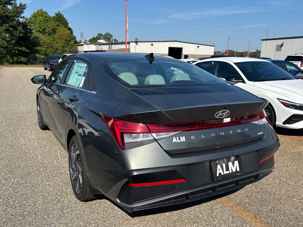 2025 Hyundai Elantra Hybrid Limited photo 3