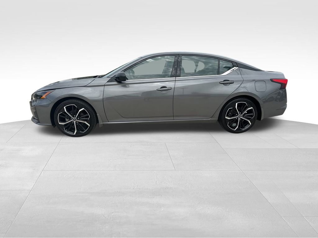 2024 Gun Metallic Nissan Altima 2.5 SR FWD Sedan