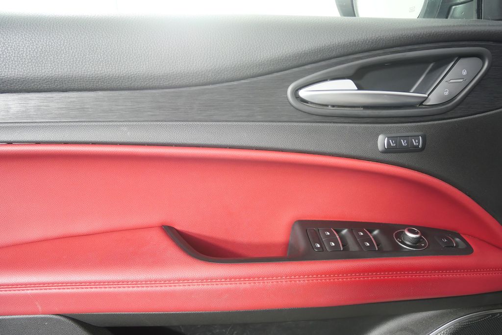 Thumbnail: 2021 Alfa Romeo Stelvio - 8