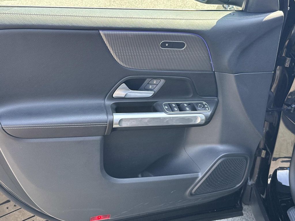 Thumbnail: 2022 Mercedes-Benz GLB - 28