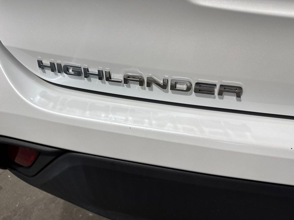 Thumbnail: 2022 Toyota Highlander - 22