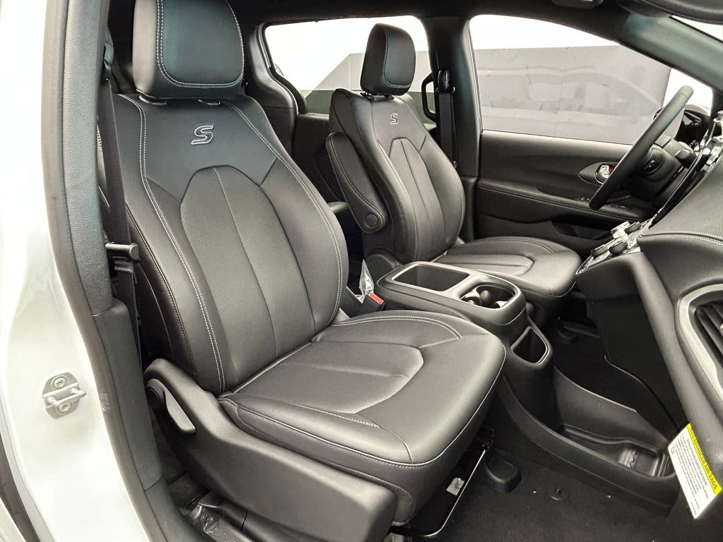 New 2026 Bright White Clearcoat Chrysler Select image 37